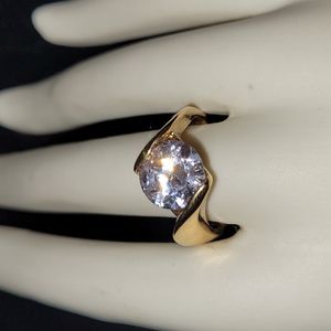 Avon goldtone ring 💍 lots of bling